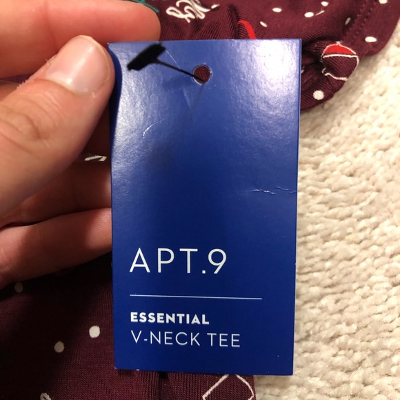 Apt. 9 size medium v-neck tee - Picture 6 of 6